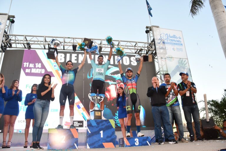 Insfrán acompañó la premiación de la Vuelta a Formosa donde Laureano Rosas se coronó campeón