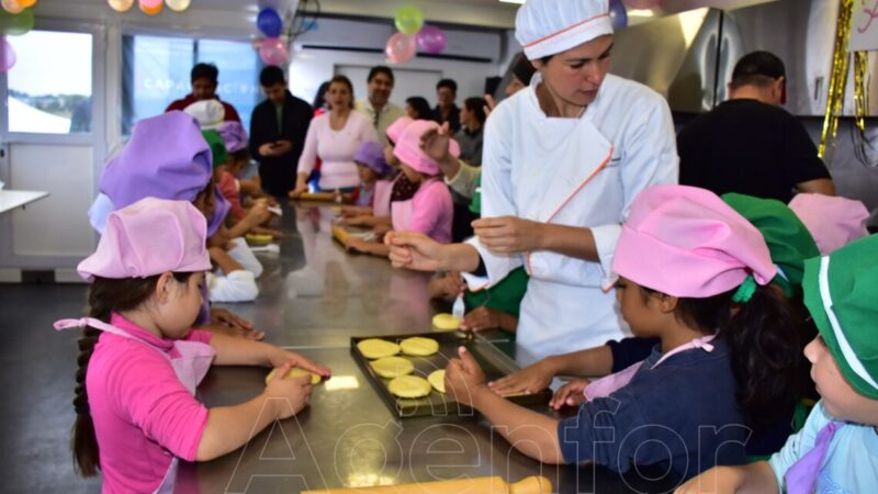 Niños y familias del Lote 110 aprenden a cocinar en el Aula Taller Móvil de Gastronomía