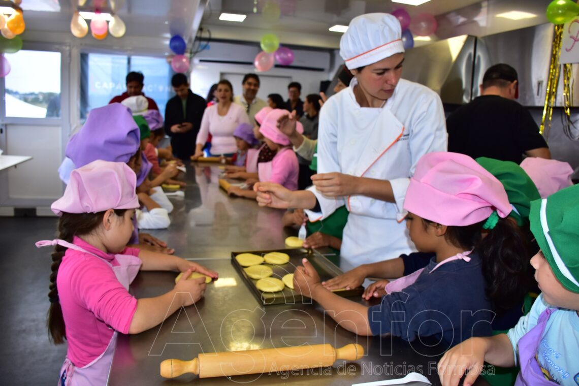 Niños y familias del Lote 110 aprenden a cocinar en el Aula Taller Móvil de Gastronomía
