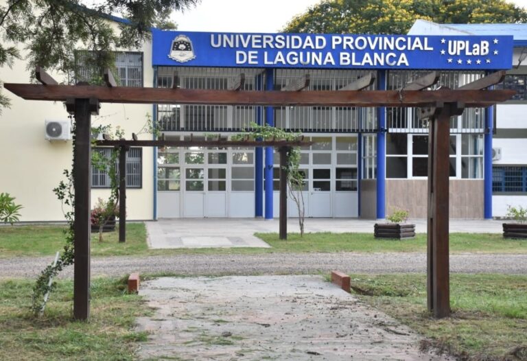 Más de 800 estudiantes asisten a la nueva Universidad Provincial de Laguna Blanca