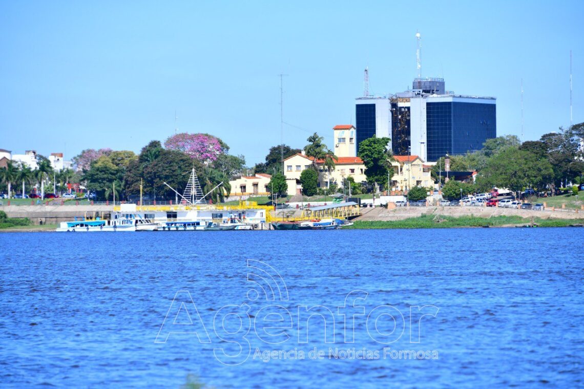 Lento descenso del río Paraguay en el puerto local
