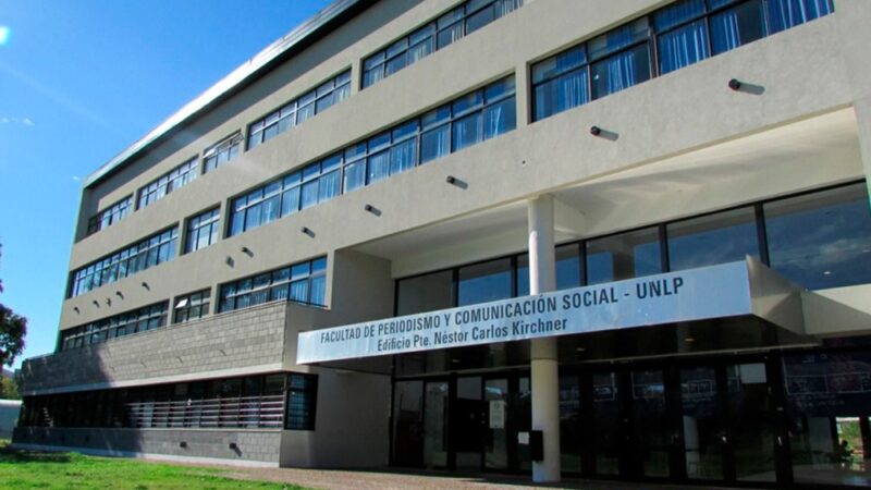 Graduados y estudiantes en comunicación llaman a defender a la educación pública “como un derecho y no como una mercancía”