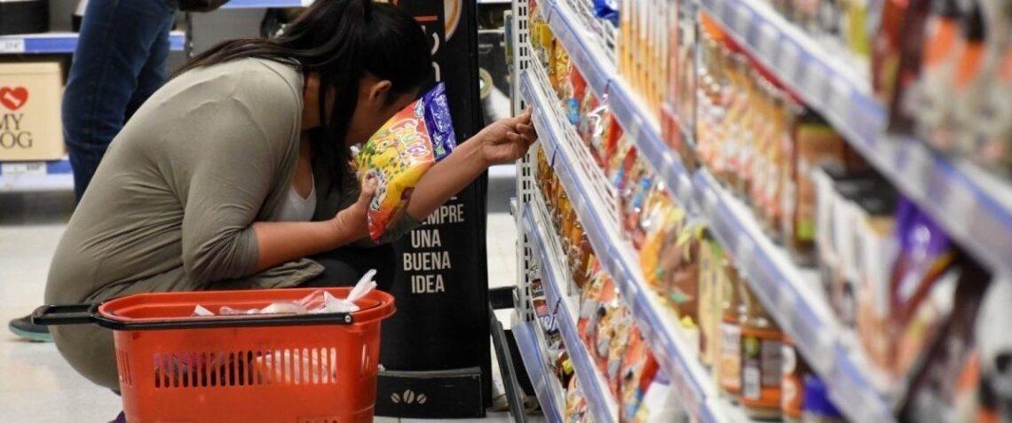 La Defensoría señaló que la inflación mensual se desaceleró en octubre hasta el 8,3%