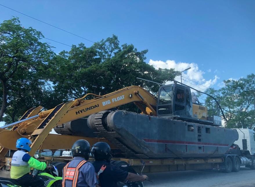 La DPV realizó operativo de limpieza de canales con una “anfiexcavadora”