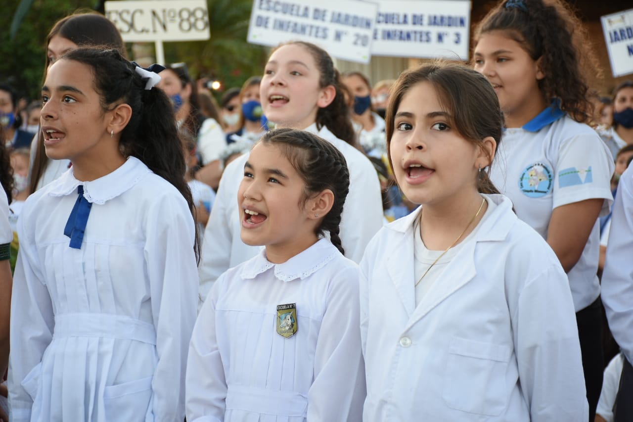 Convocando a todas las localidades de la provincia, inició “Las Escuelas Cantan a la Navidad”