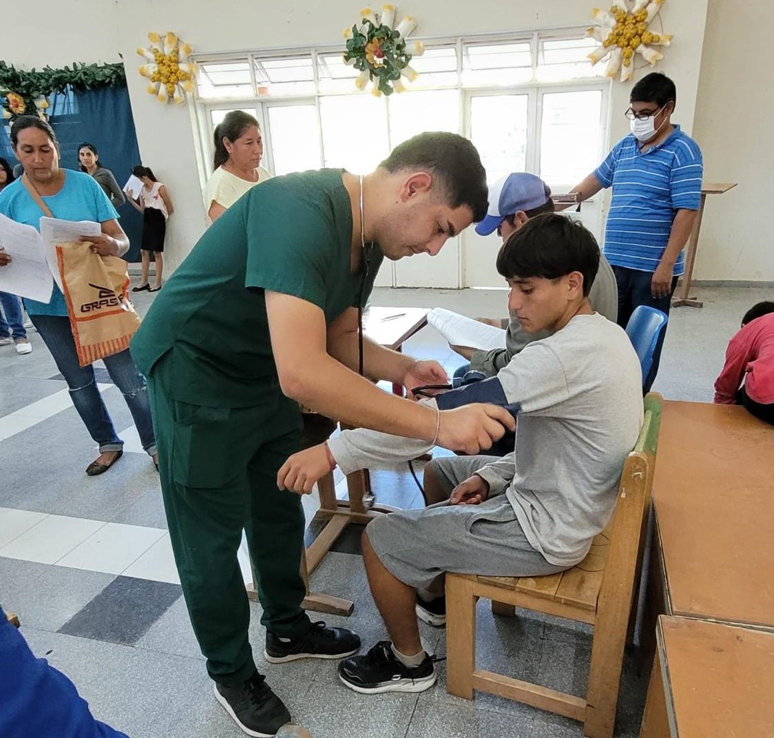 Estudiantes secundarios de Comandante Fontana recibieron completos controles de salud