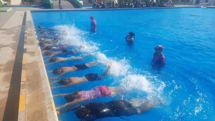Las clases de natación en el Parque Acuático “17 de Octubre” continúan con gran concurrencia
