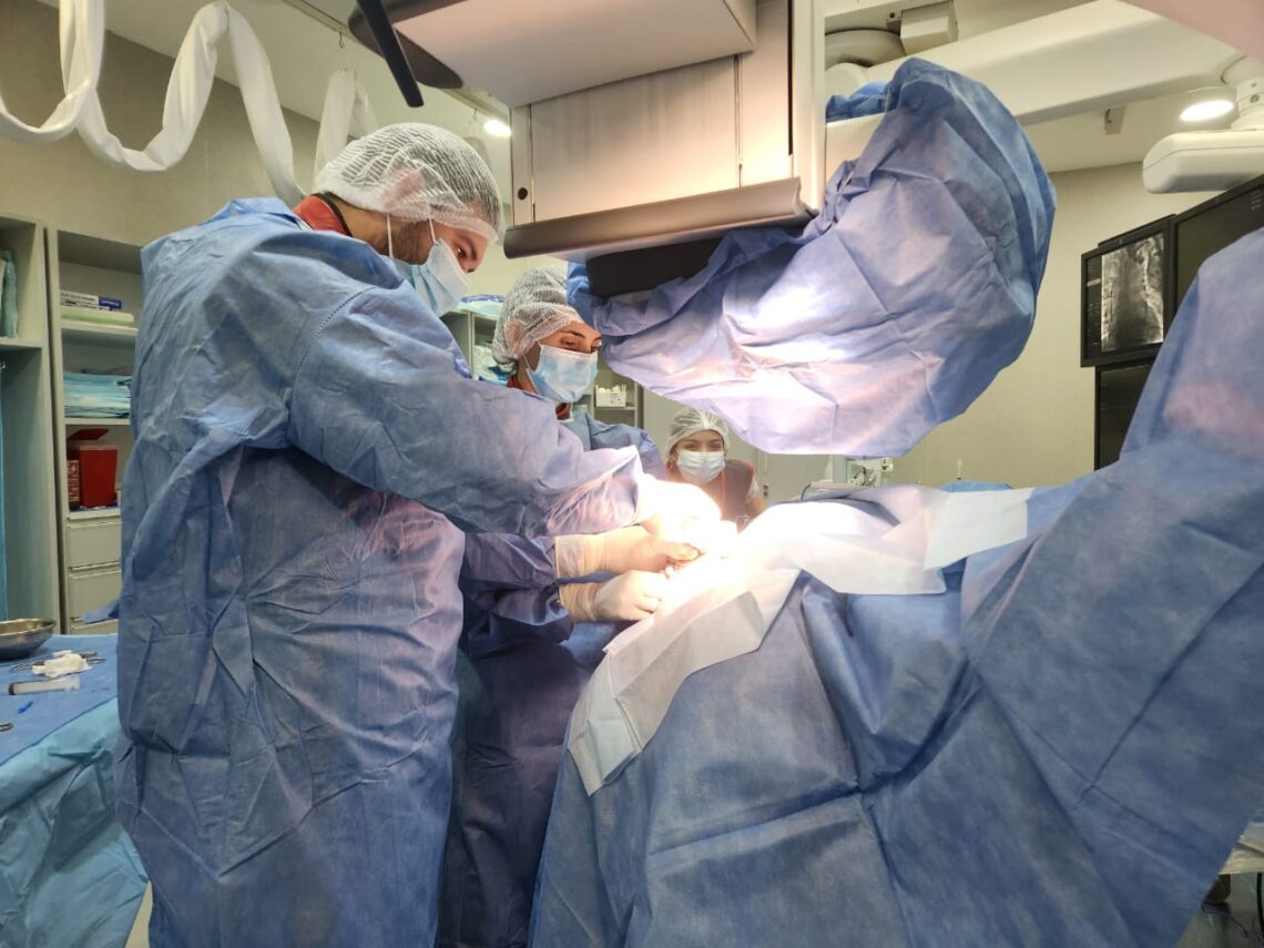 HAC: Profesionales del Fellow de Electrofisiología colocan un cardiodesfibrilador implantable