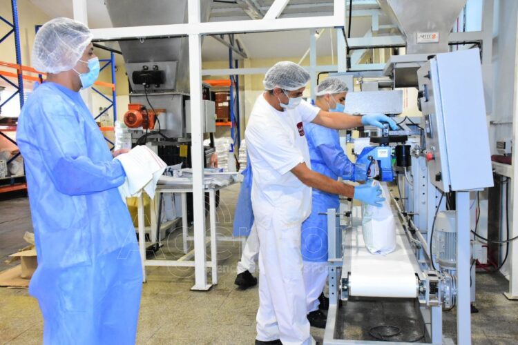 Presentaron una envasadora semiautomática que permitirá mejorar la producción en la Planta Nutrifor