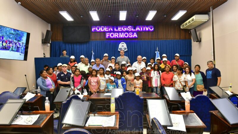 El Vicegobernador recibió en Legislatura provincial a niños y niñas de comunidades del interior