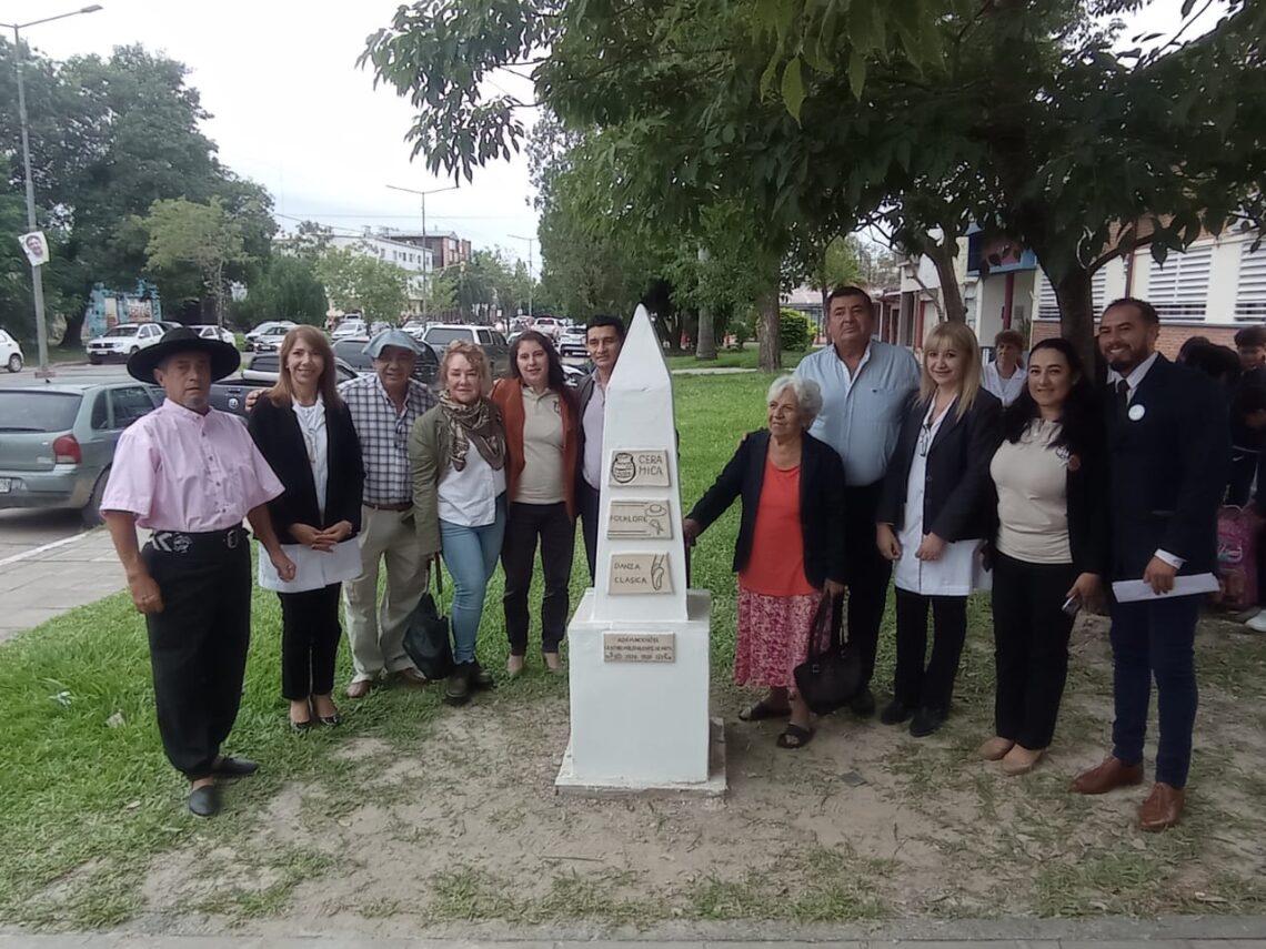 El Centro Polivalente de Arte inauguró monolito en la EPEP N° 18