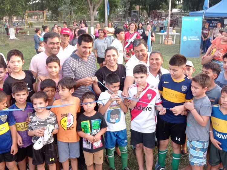 En Mojón de Fierro se inauguró una escuela de fútbol infantil