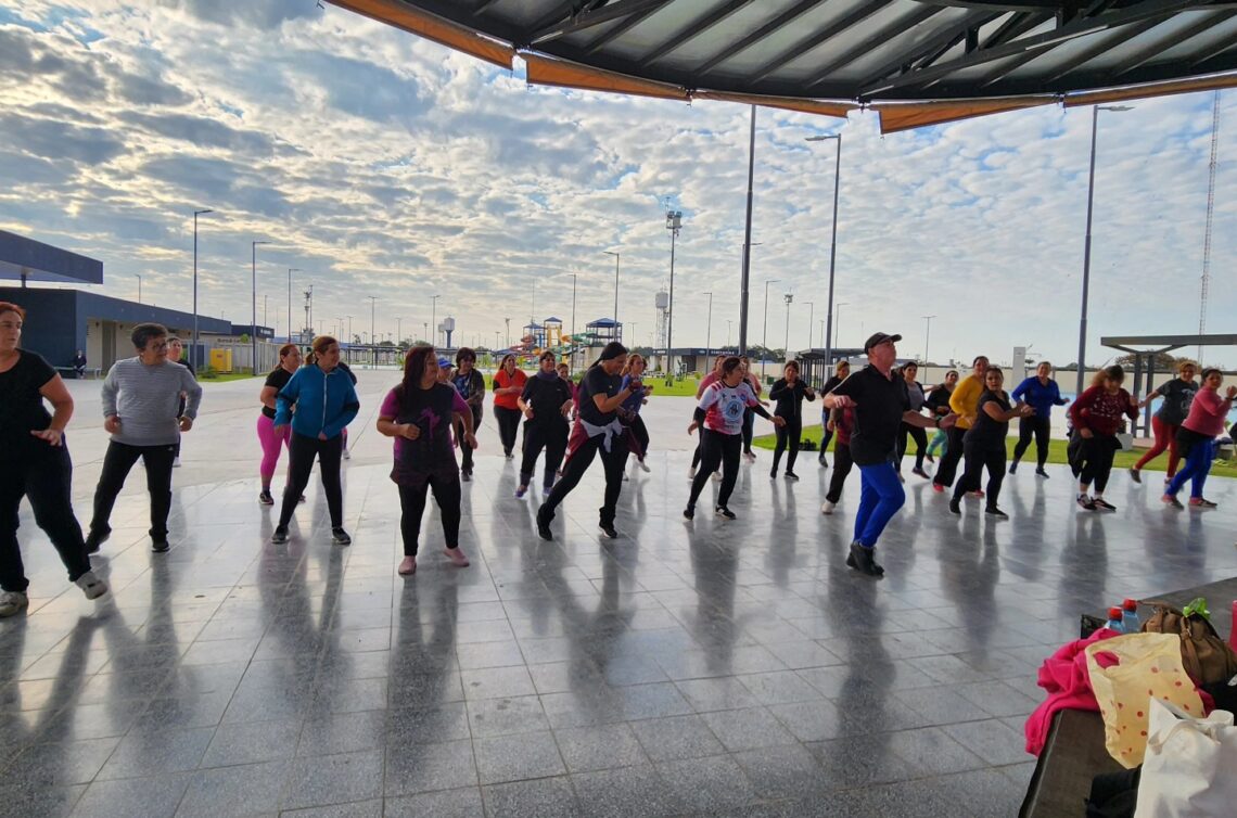 El equipo del Ministerio Secretaría General ofrece clases abiertas y gratuitas de ritmos latinos y pilates