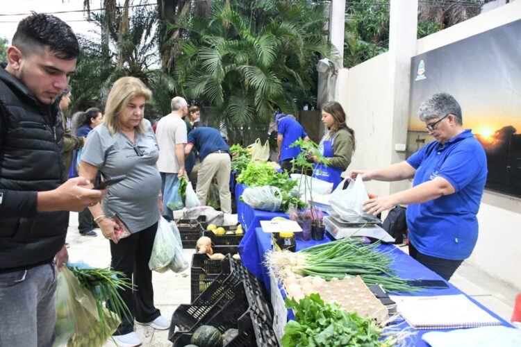 Antes del feriado largo, la gente se abasteció en las ferias PAIPPA