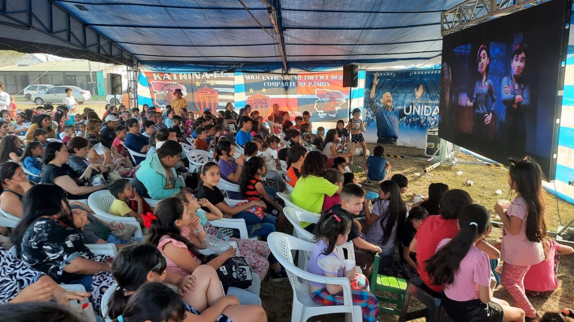 Se proyectó la película Intensamente 2 con las instalaciones del club Katrina colmadas