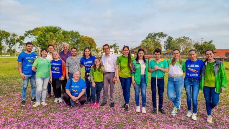 El especialista en Autismo José Luis Cuesta Gómez visitó el Programa de Equinoterapia del IAS