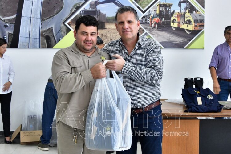 Entregaron uniformes al personal de la Dirección Provincial de Vialidad