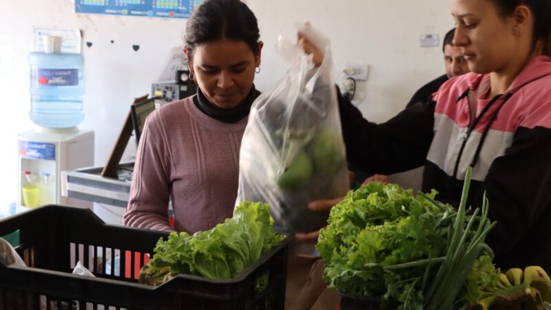 Entrega de bolsones del Plan Nutrir y capacitación de conservación de alimentos en la sede de Lote 111