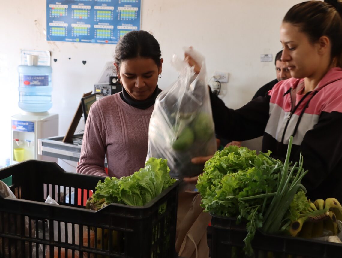 Entrega de bolsones del Plan Nutrir y capacitación de conservación de alimentos en la sede de Lote 111