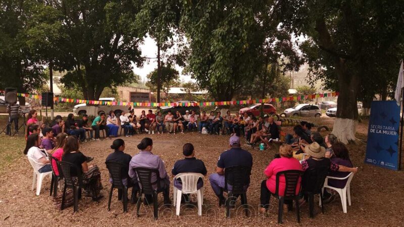 La Secretaría de la Mujer organizó un conversatorio placero en Mojón de Fierro