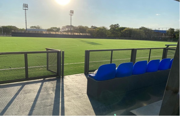Autoridades provinciales recorrieron las nuevas canchas de hockey y pádel próximas a inaugurarse