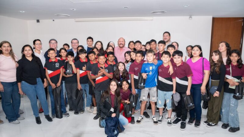 Niños de Ingeniero Juárez visitaron al gobernador Insfrán