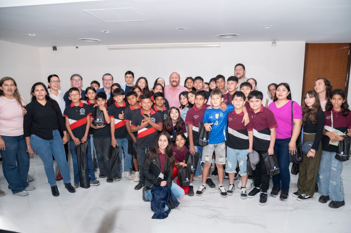 Niños de Ingeniero Juárez visitaron al gobernador Insfrán