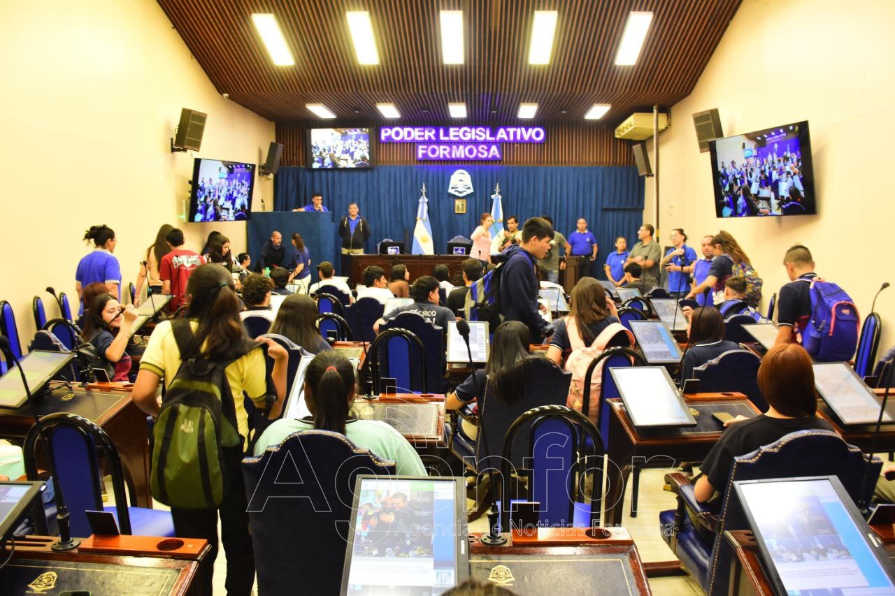 Estudiantes del Departamento Laishí visitaron la ciudad capital