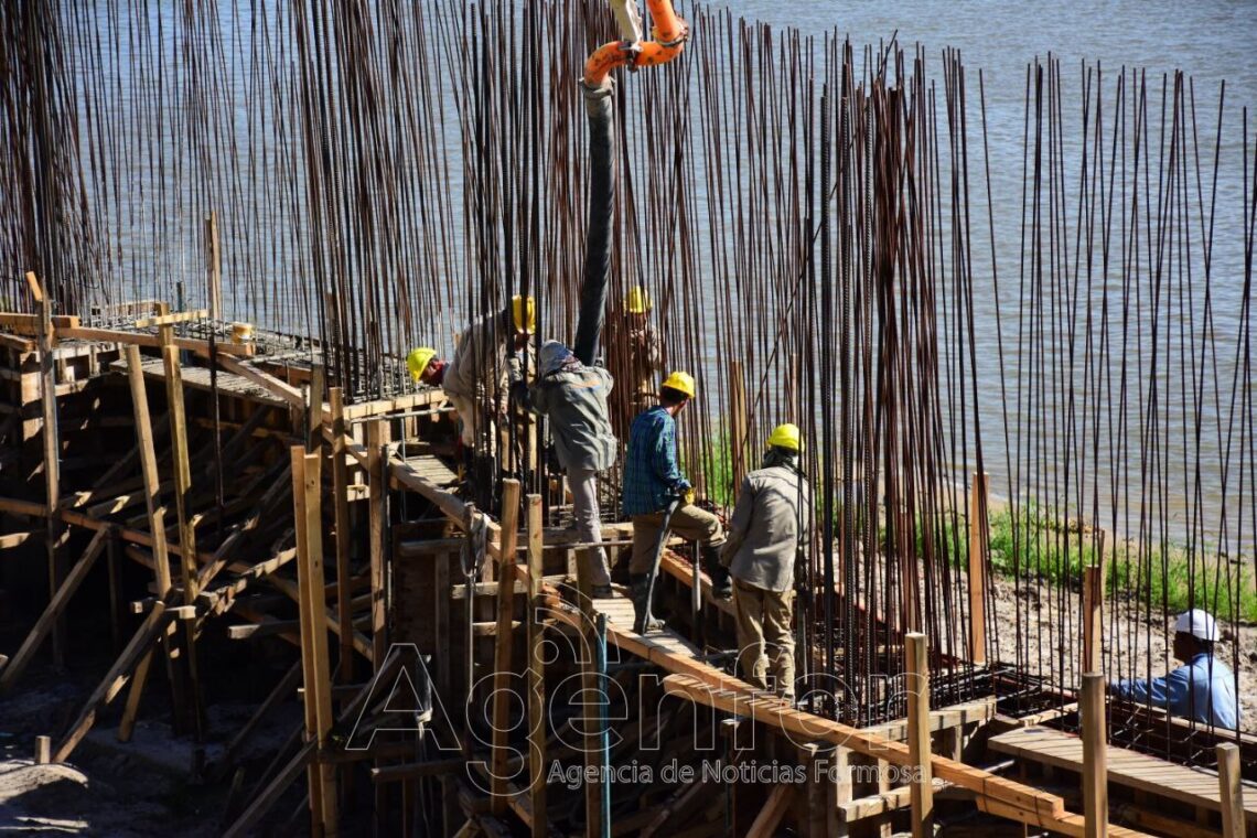 Prosiguen los trabajos en el muro de protección de la Costanera capitalina