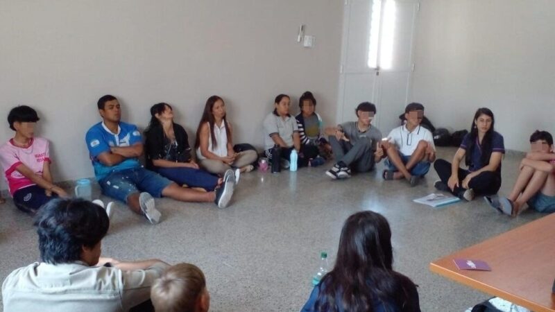 Los adolescentes comparten encuentros semanales en el centro de salud del barrio Lote 111