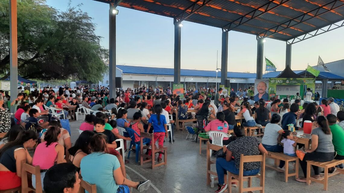 Vecinos de Las Lomitas disfrutaron de una tarde de bingo familiar