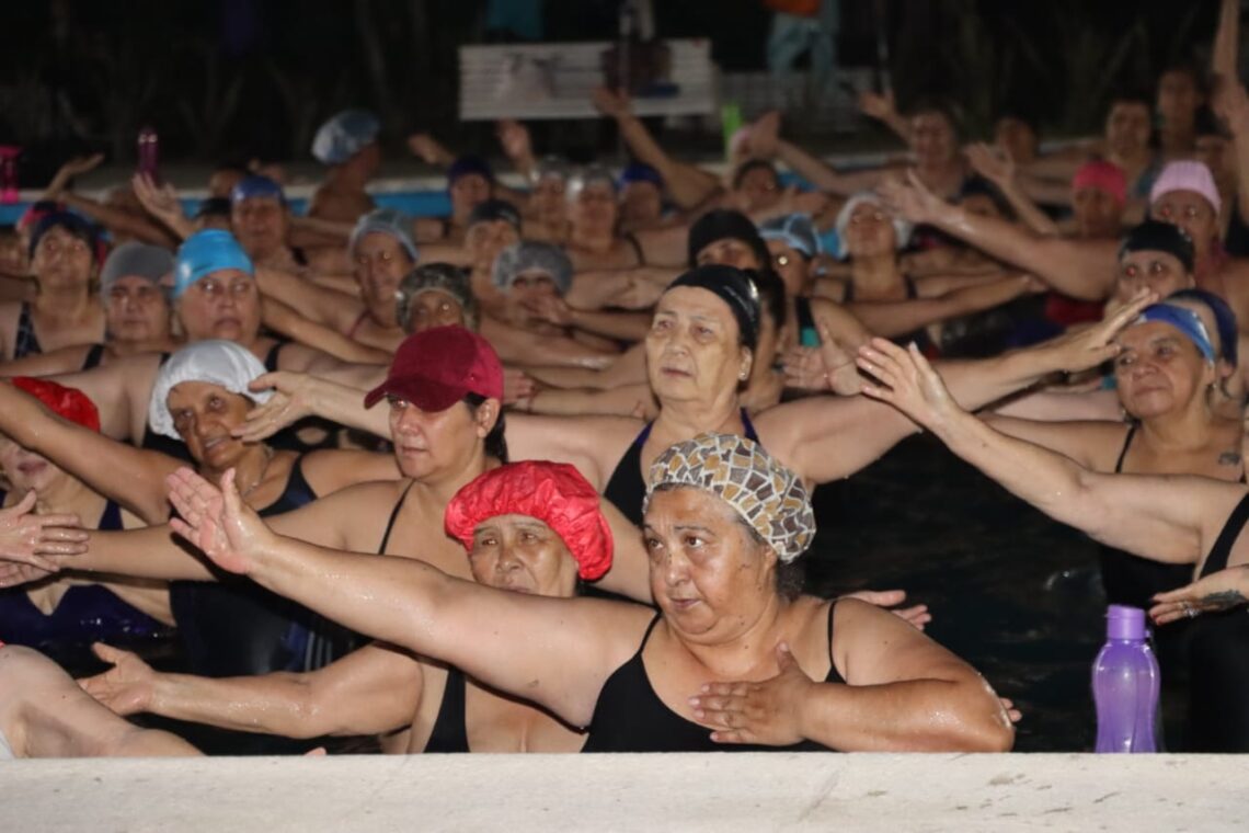 Adultos mayores de residencias participan de las clases de aquagym