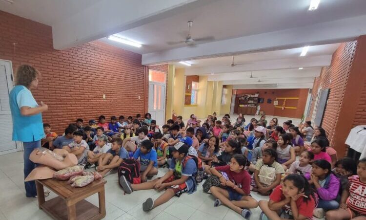 El taller “Conociendo nuestro cuerpo” comenzó hoy en la colonia de vacaciones del Paraíso de los Niños
