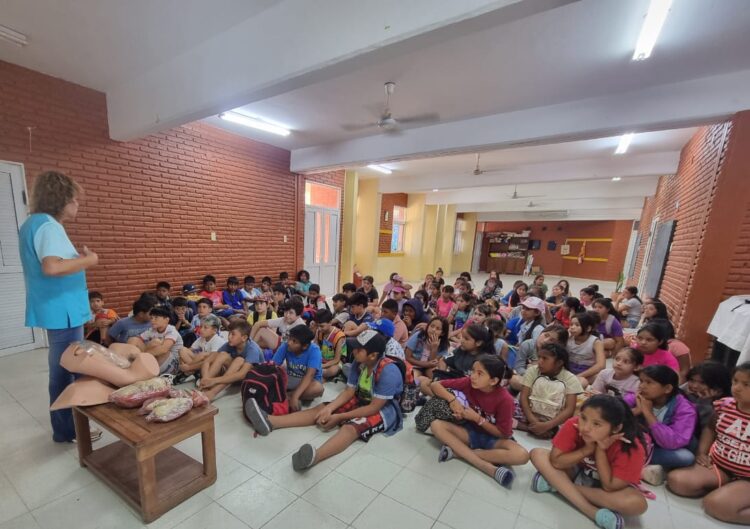 El taller “Conociendo nuestro cuerpo” comenzó hoy en la colonia de vacaciones del Paraíso de los Niños