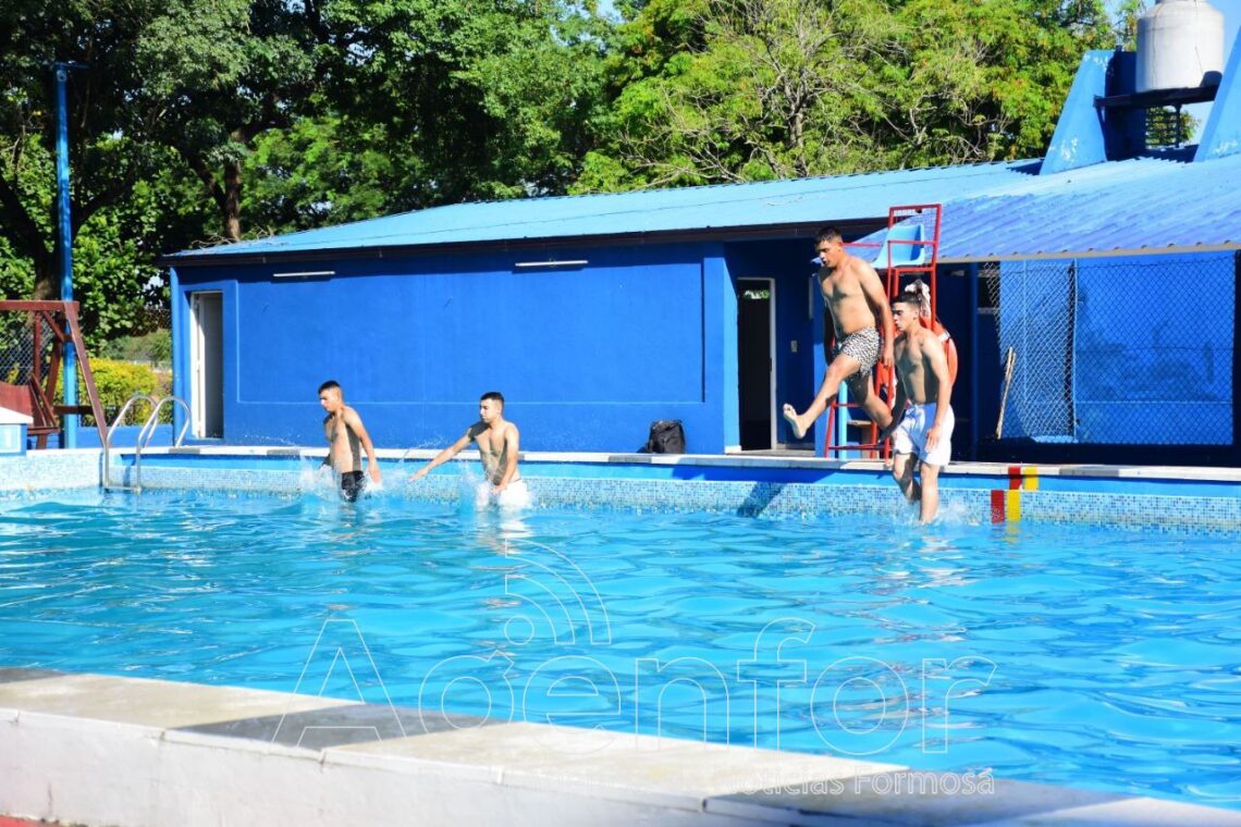 Agentes de Policía iniciaron capacitación de natación durante cinco semanas