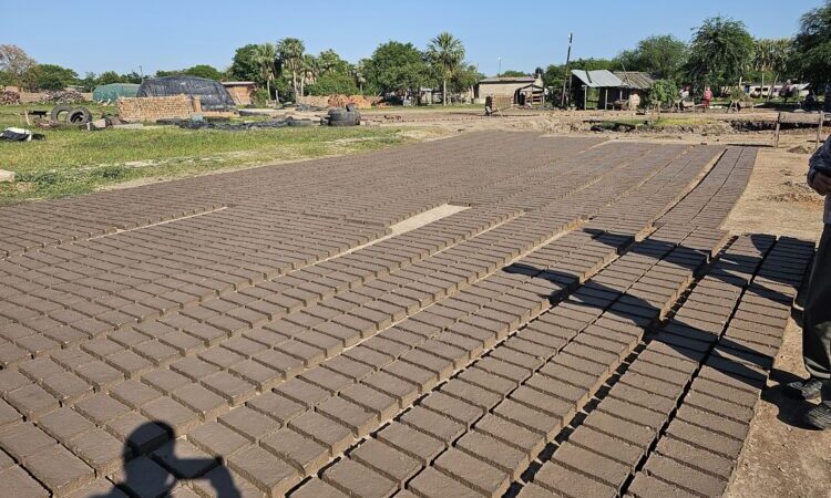 El Gobierno provincial fortalece a los ladrilleros de Las Lomitas con nueva entrega de kits