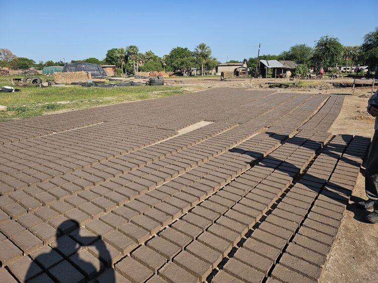 El Gobierno provincial fortalece a los ladrilleros de Las Lomitas con nueva entrega de kits