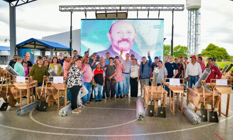 El vicegobernador Eber Solís acompañó la entrega de kits a ladrilleros de Las Lomitas