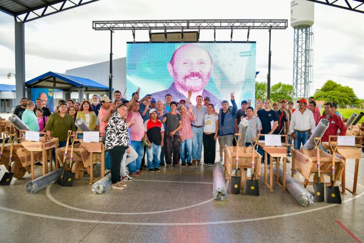 El vicegobernador Eber Solís acompañó la entrega de kits a ladrilleros de Las Lomitas