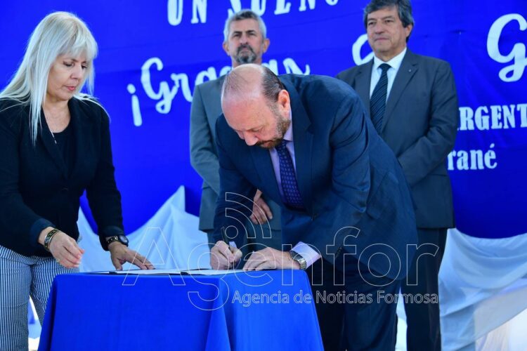 Insfrán firmó el inicio de importantes obras para la localidad de Pirané