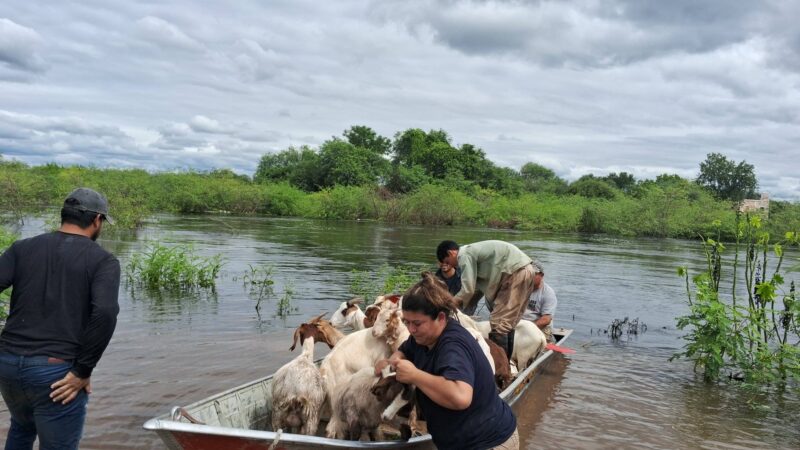 Integral asistencia de equipos técnicos del Ministerio de la Producción y Ambiente por crecida extraordinaria