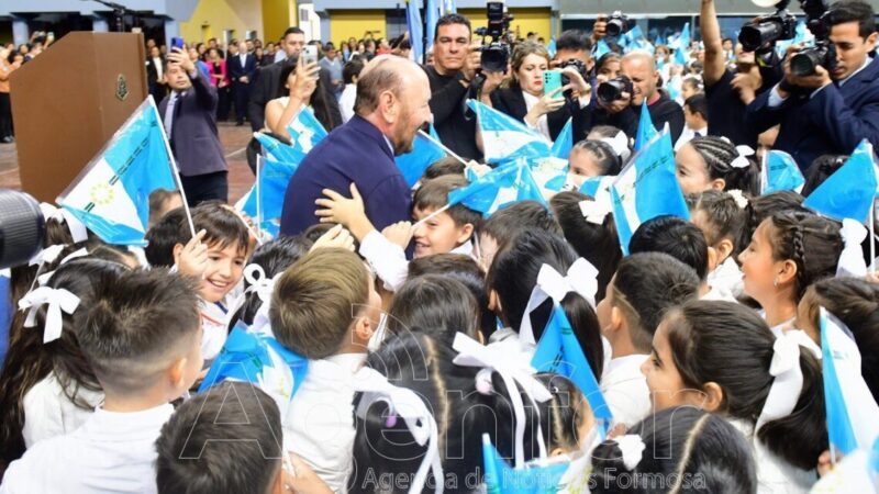 Insfrán tomó la promesa de lealtad a la bandera provincial a estudiantes del cuarto año