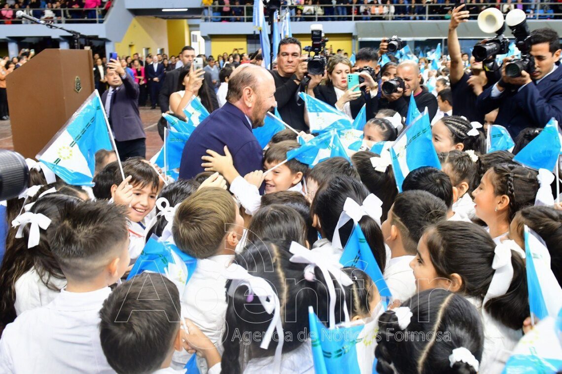Insfrán tomó la promesa de lealtad a la bandera provincial a estudiantes del cuarto año