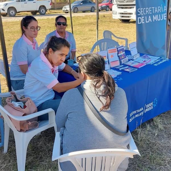 La Secretaría de la Mujer continúa su labor con jornadas y capacitaciones en diversos barrios