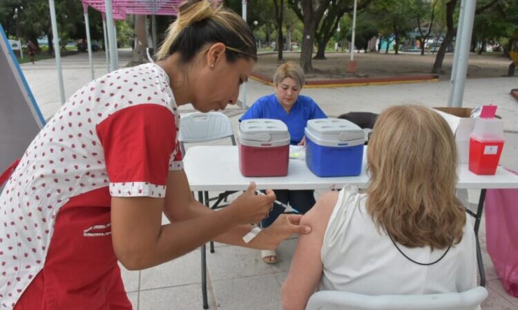 Ante leve aumento de casos de COVID-19, piden tener al día los esquemas de vacunación