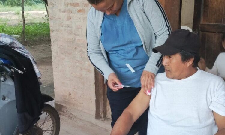 Llevan adelante jornadas de vacunación antigripal en las comunidades originarias de Laguna Yema