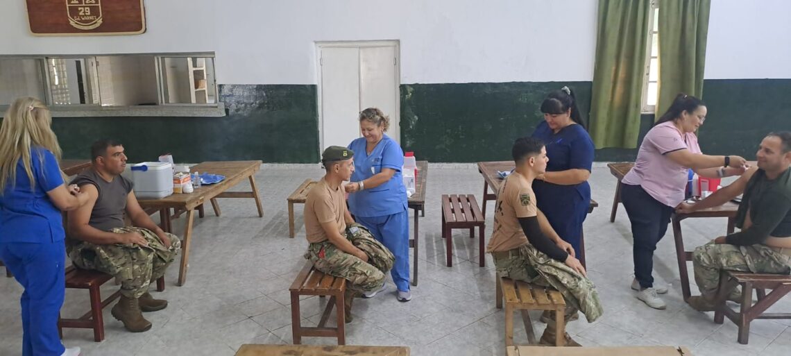 Aplicaron la vacuna antigripal a 122 soldados del Regimiento de Monte 29