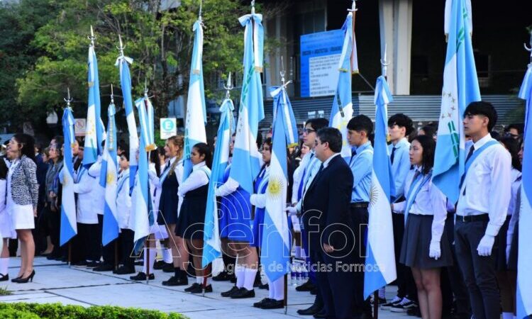 El gobernador Insfrán encabezó el acto conmemorativo a 215 años de la Revolución de Mayo