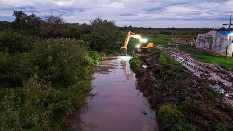 Tras nuevas lluvias en Pirané, equipos trabajan para garantizar que los canales estén limpios