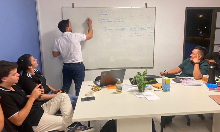 Trabajo en equipo y compromiso: Sandoval organiza su campaña para el 29 de junio